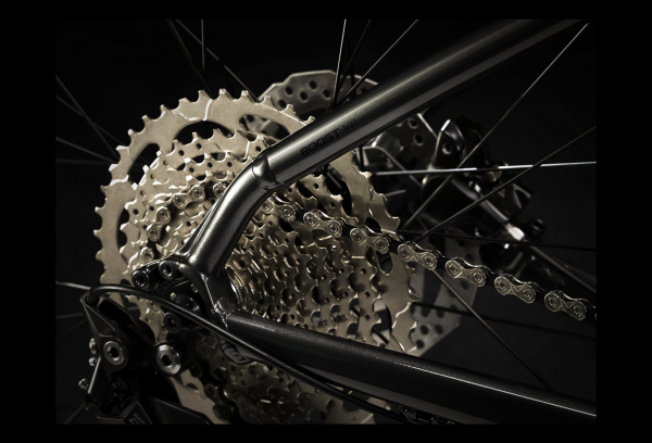 VTT Semi Rigide Trek Roscoe 6 27.5+ Shimano Deore 10V Lithium Grey/Cobra Blood 2023 7 VTT Semi Rigide Trek Roscoe 6 27.5+ Shimano Deore 10V Lithium Grey/Cobra Blood 2023 – Image 5