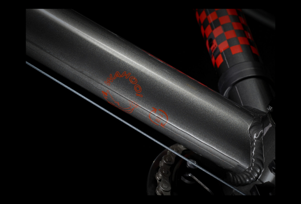 VTT Enfant Trek Wahoo 26'' Shimano Altus 8V Noir/Rouge 2022 6 VTT Enfant Trek Wahoo 26'' Shimano Altus 8V Noir/Rouge 2022 – Image 4