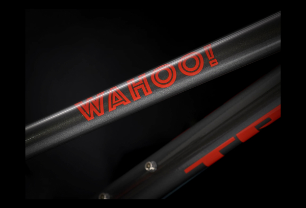 VTT Enfant Trek Wahoo 24'' Shimano Altus 8V Lithium Grey/Radioactive Red 2022 4 VTT Enfant Trek Wahoo 24'' Shimano Altus 8V Lithium Grey/Radioactive Red 2022 – Image 2