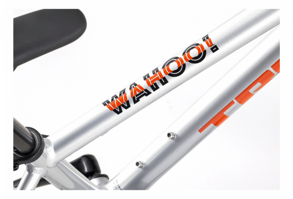 VTT Enfant 2023 Trek Wahoo 24'' Shimano Acera / Altus 8V Argent / Orange 4 VTT Enfant 2023 Trek Wahoo 24'' Shimano Acera / Altus 8V Argent / Orange – Image 2