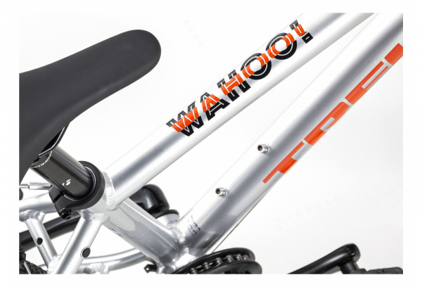 VTT Enfant 2023 Trek Wahoo 20'' Shimano Acera / Altus 8V Argent / Orange 4 VTT Enfant 2023 Trek Wahoo 20'' Shimano Acera / Altus 8V Argent / Orange – Image 2